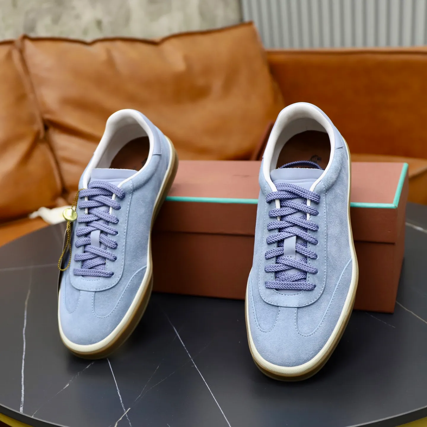 Ex-factory price: 560💰Loro Riana men’s moral training sneakers! Made from high-quality materials and designed in a low-cut silhouette, it offers an elegant and stylish look that's suitable for year-round wear. The unique double-layer sole aesthetic design, caramel cup-shaped outsole is decorated with off-white rubber trim, creating an attractive color combination. Pair with tailored pieces or jeans for a sophisticated yet casual look. The heel is decorated with soft cow leather tongue with Kummel color inserts and cotton laces with embossed LP logo. Upper: cow split suede. Lining: original thickened soft sheepskin. Size: 38-39-40-41-42-43-44 (customized in 45.46)